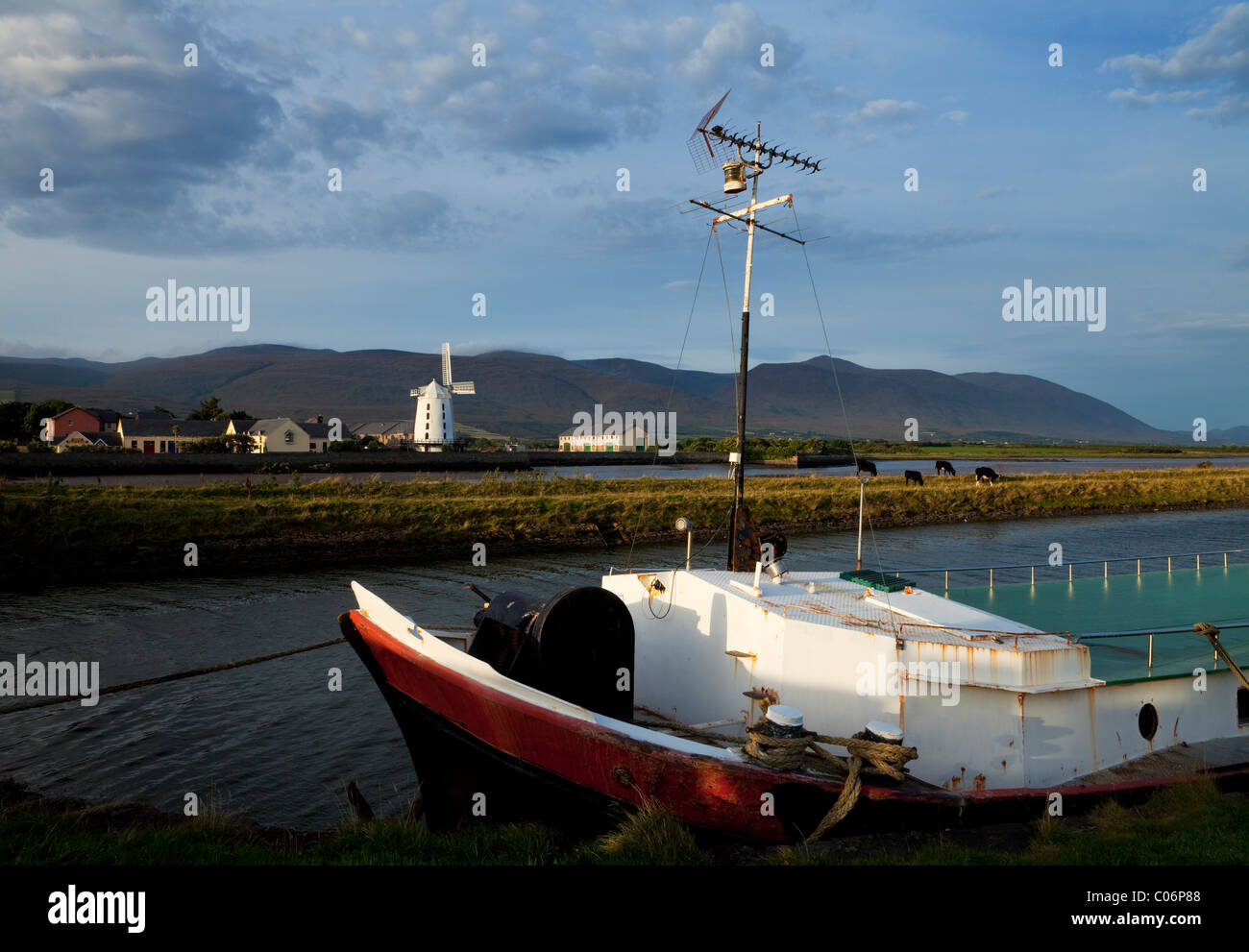 Blennerville Windmill y tradicional barcaza en el río Lee, cerca de Tralee, Condado de Kerry, Irlanda Foto de stock