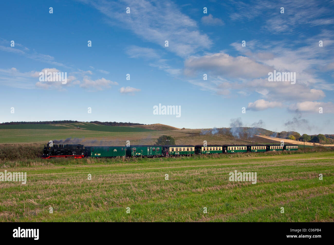 El tren de vapor Rasender Roland / Rushing Roland, Ruegen isla, Mecklemburgo y Pomerania Occidental, Alemania Foto de stock