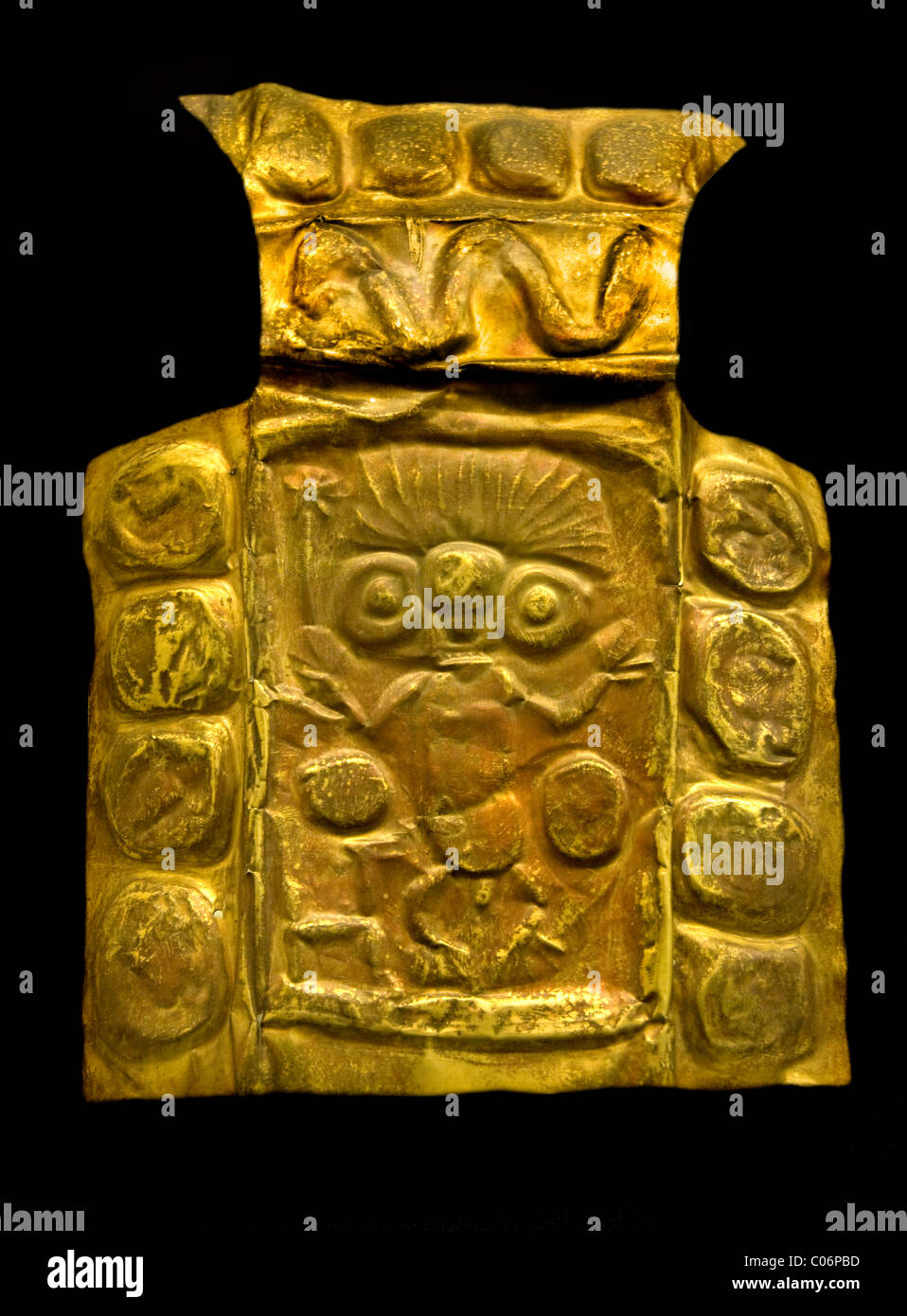 Placa en relieve. Oro. Cultura Inca. (1400-1533 DC). Cusco, Perú. Insignia peruana en relieve de oro Foto de stock