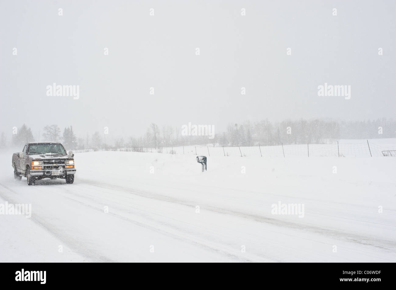 Conducción en una tormenta de nieve en el este de Canadá Foto de stock