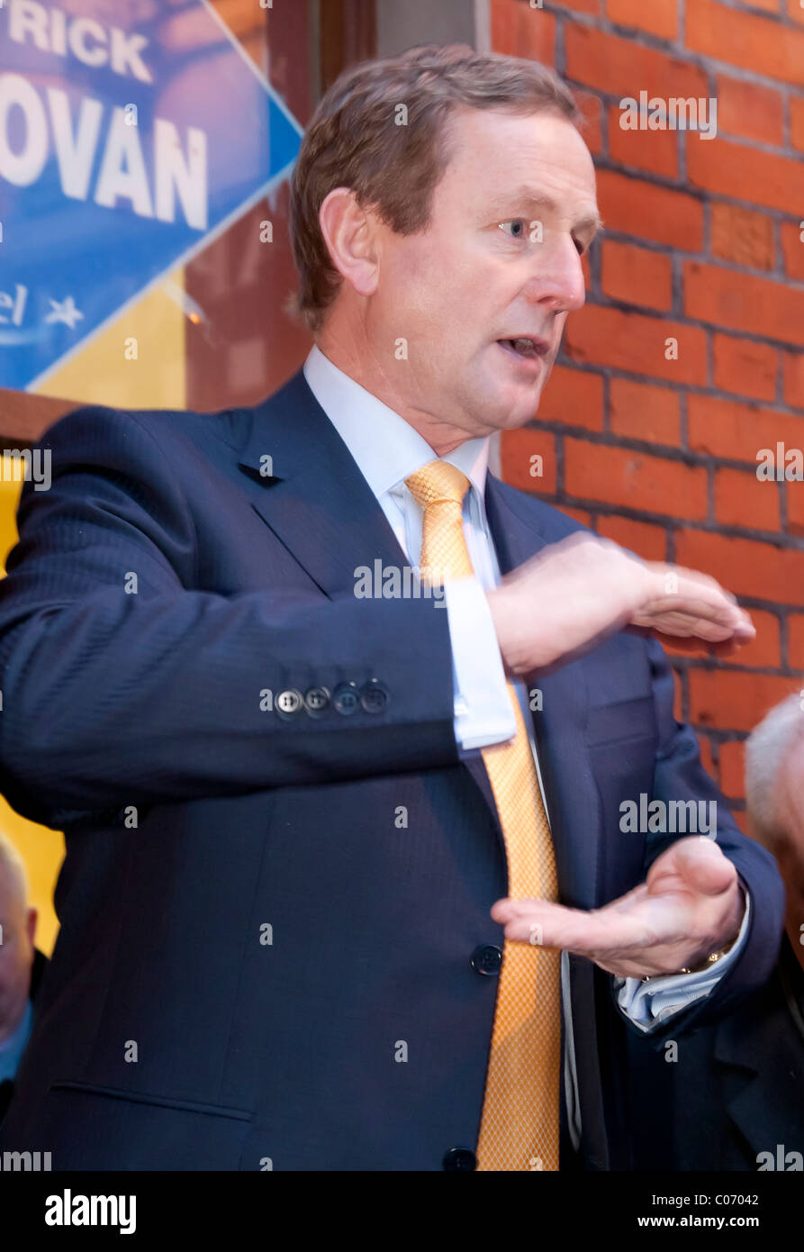 El líder del Partido Fine Gael irlandés Enda Kenny en la elección 2011 Trail, en Newcastle West County Limerick Irlanda Foto de stock