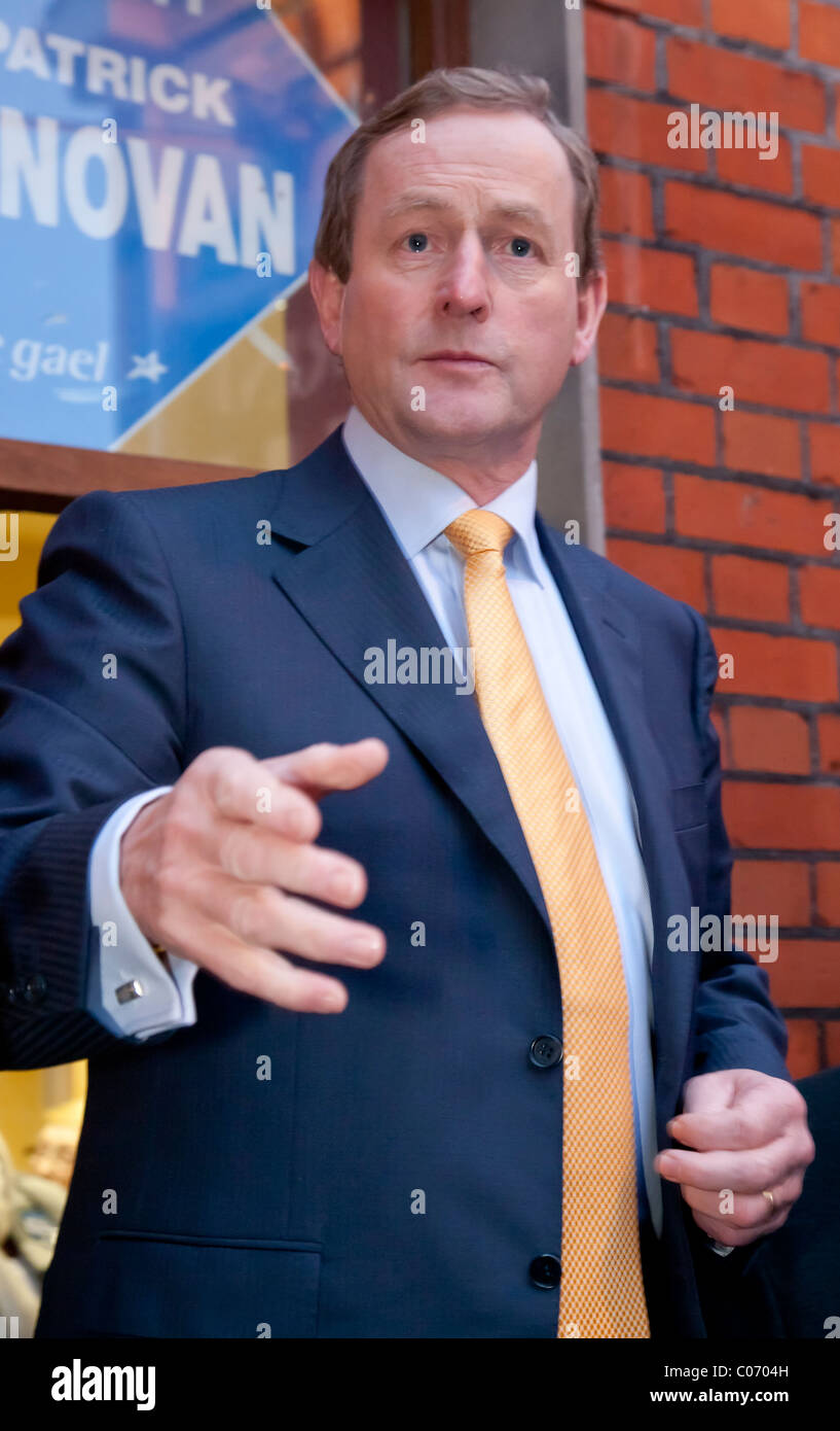 El líder del Partido Fine Gael irlandés Enda Kenny en la elección 2011 Trail, en Newcastle West County Limerick Irlanda Foto de stock