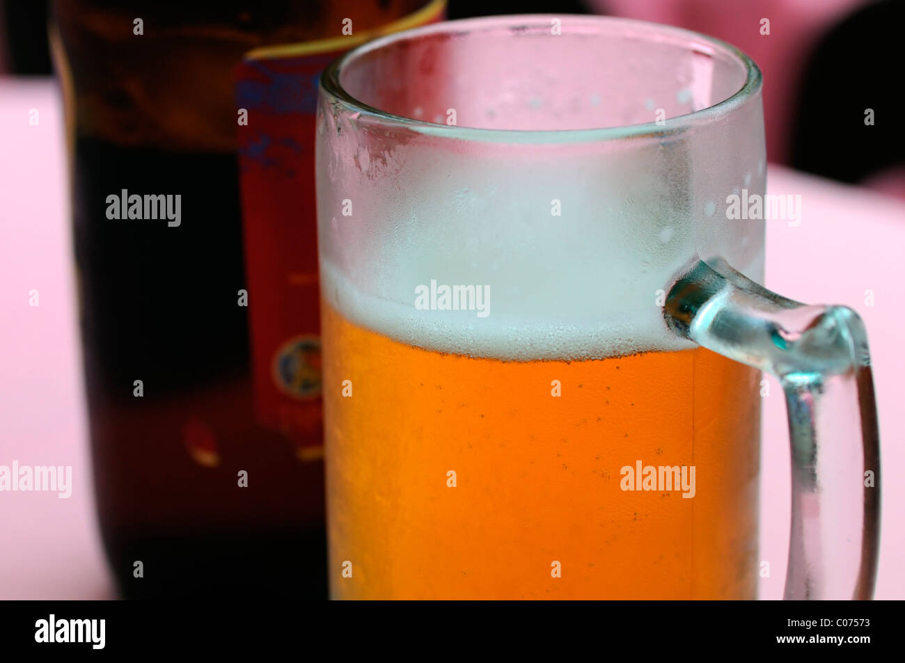 Vaso de cerveza lager alcohol beber bebida medio vacío medio lleno un refresco Foto de stock