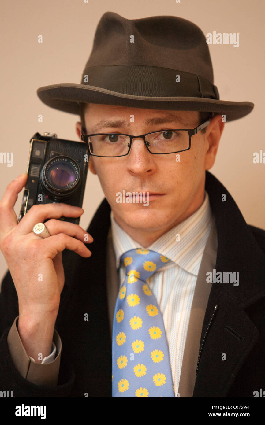 Reino Unido - Escocia -- 2011. Fotógrafo Julian Sander retrato con cámara  Leica Fotografía de stock - Alamy