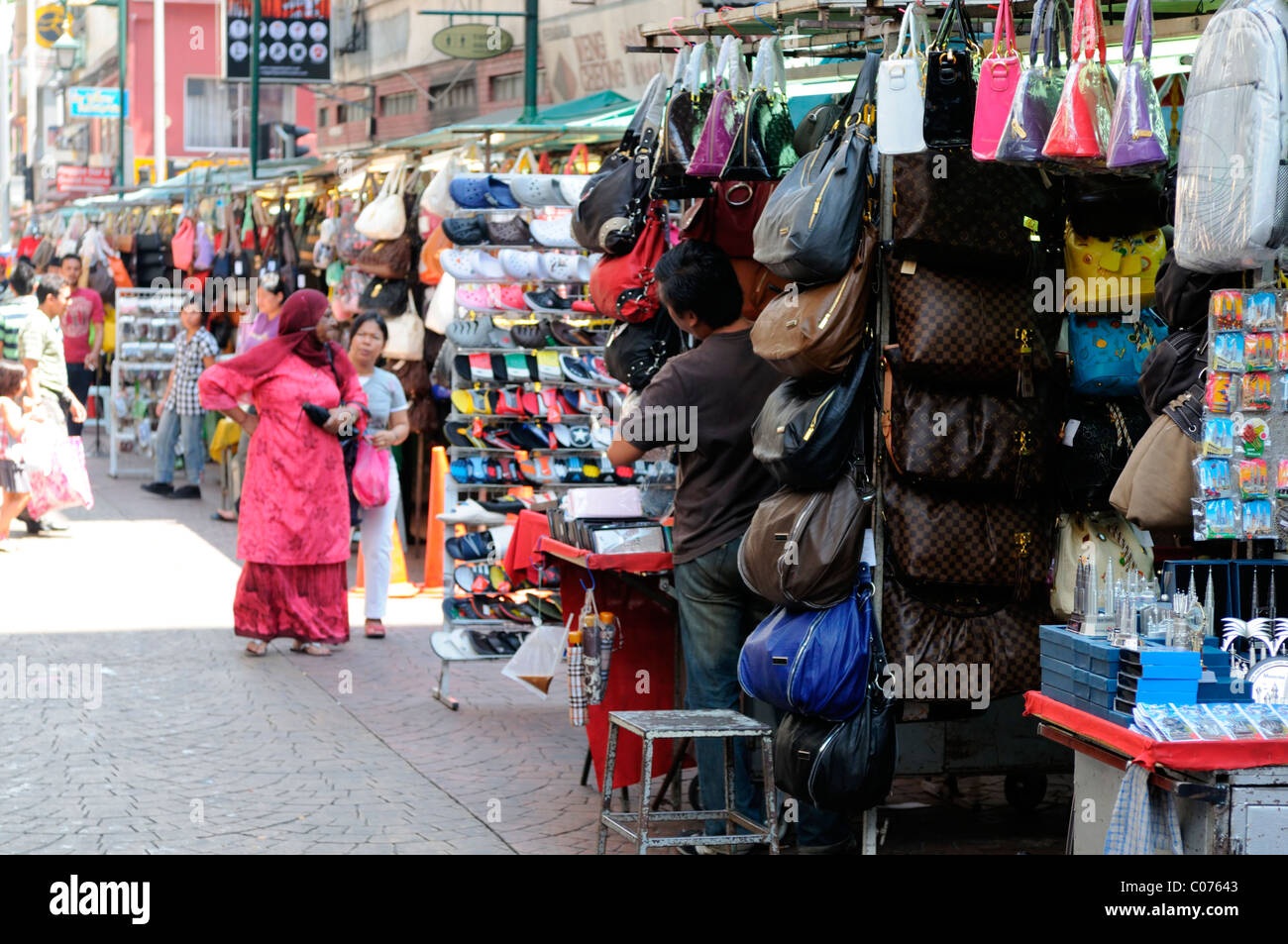 Diseñador de bolsos de cuero bolsos falsificados pirata pirata de artículos de lujo en venta cala petaling street Chinatown de Kuala Lumpur, Malasia Foto de stock