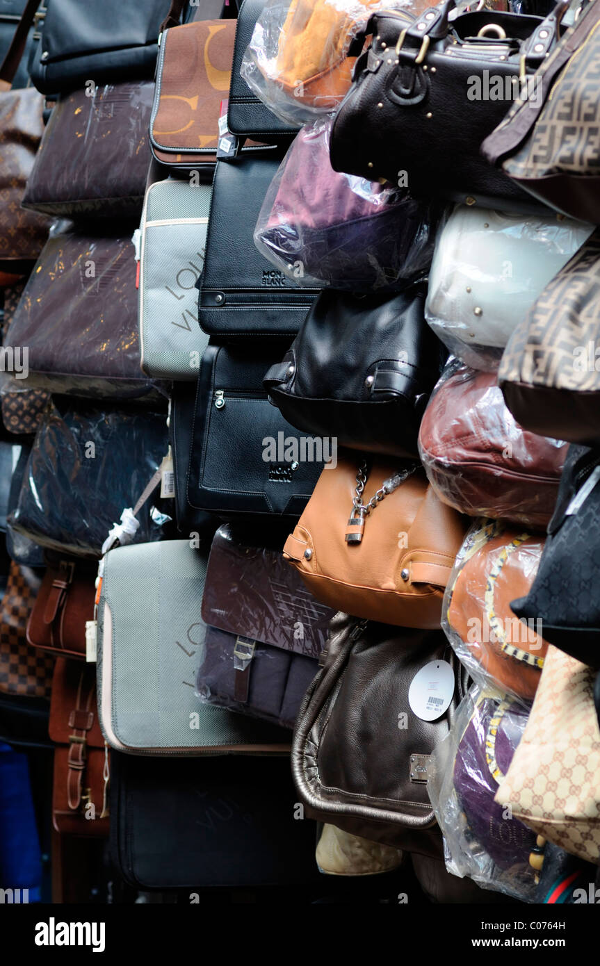 Diseñador de bolsos de cuero bolsos falsificados pirata pirata de artículos  de lujo en venta cala petaling street Chinatown de Kuala Lumpur, Malasia  Fotografía de stock - Alamy