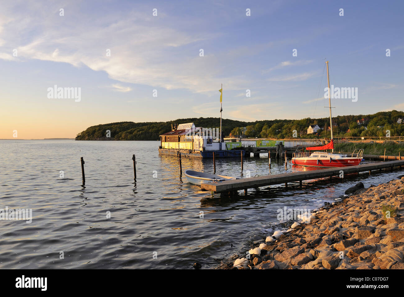 Marina y pescados ahumados, barco en Lietzow en el Grosser Jasmunder Bodden bay, isla de Ruegen, Mecklemburgo-Pomerania Occidental Foto de stock