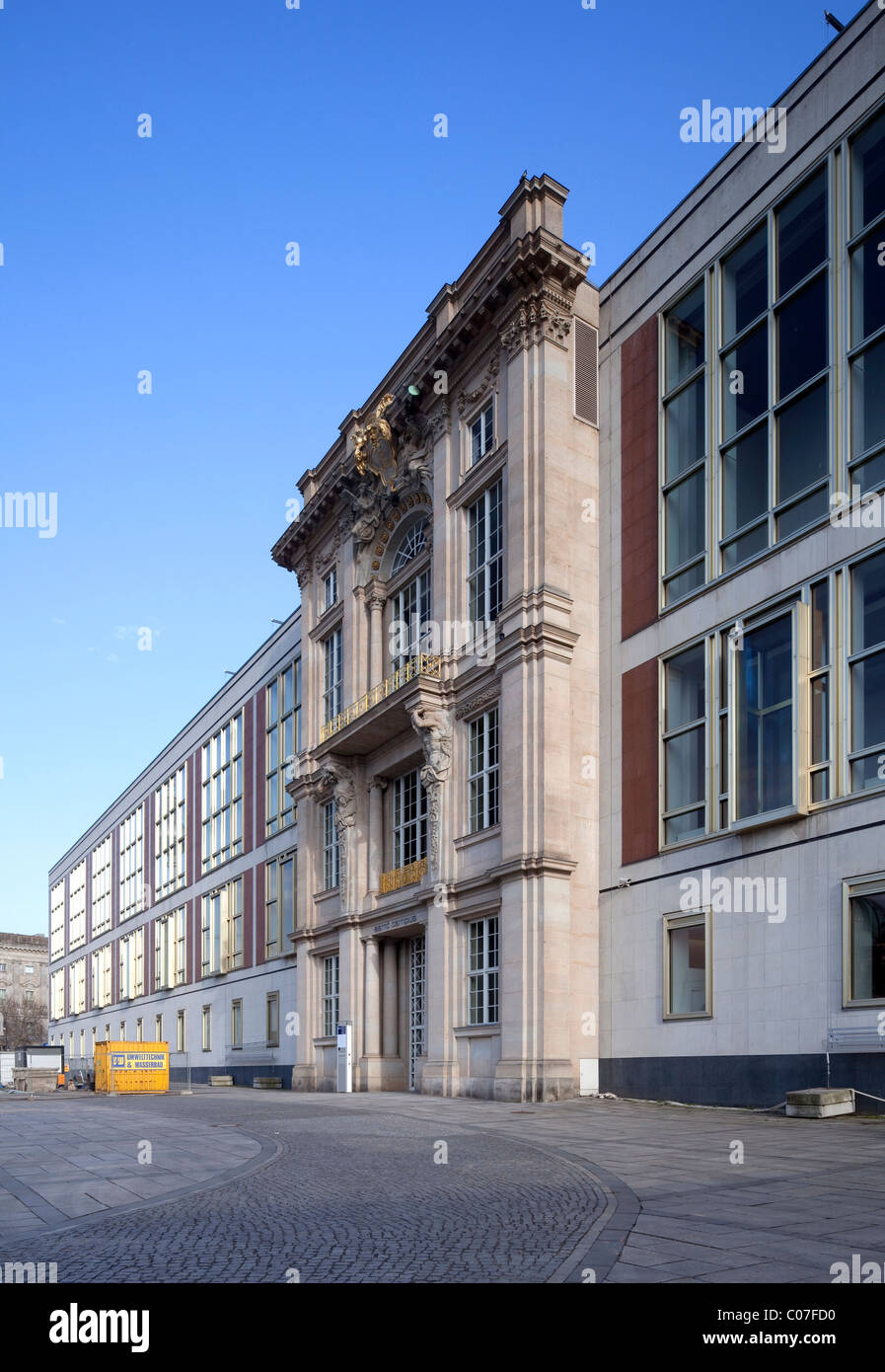 Consejo de Estado de la RDA Staatsratsgebaeude antiguo edificio con una fachada de elementos del Stadtschloss palace, el barrio de Mitte, Berlin Foto de stock
