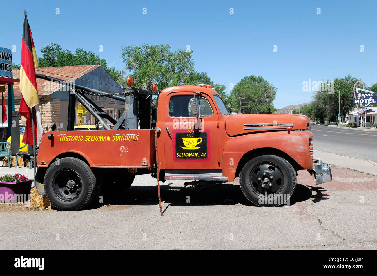 Vintage Tow Truck, Ruta 66, Seligman, Arizona, EE.UU., América del Norte Foto de stock