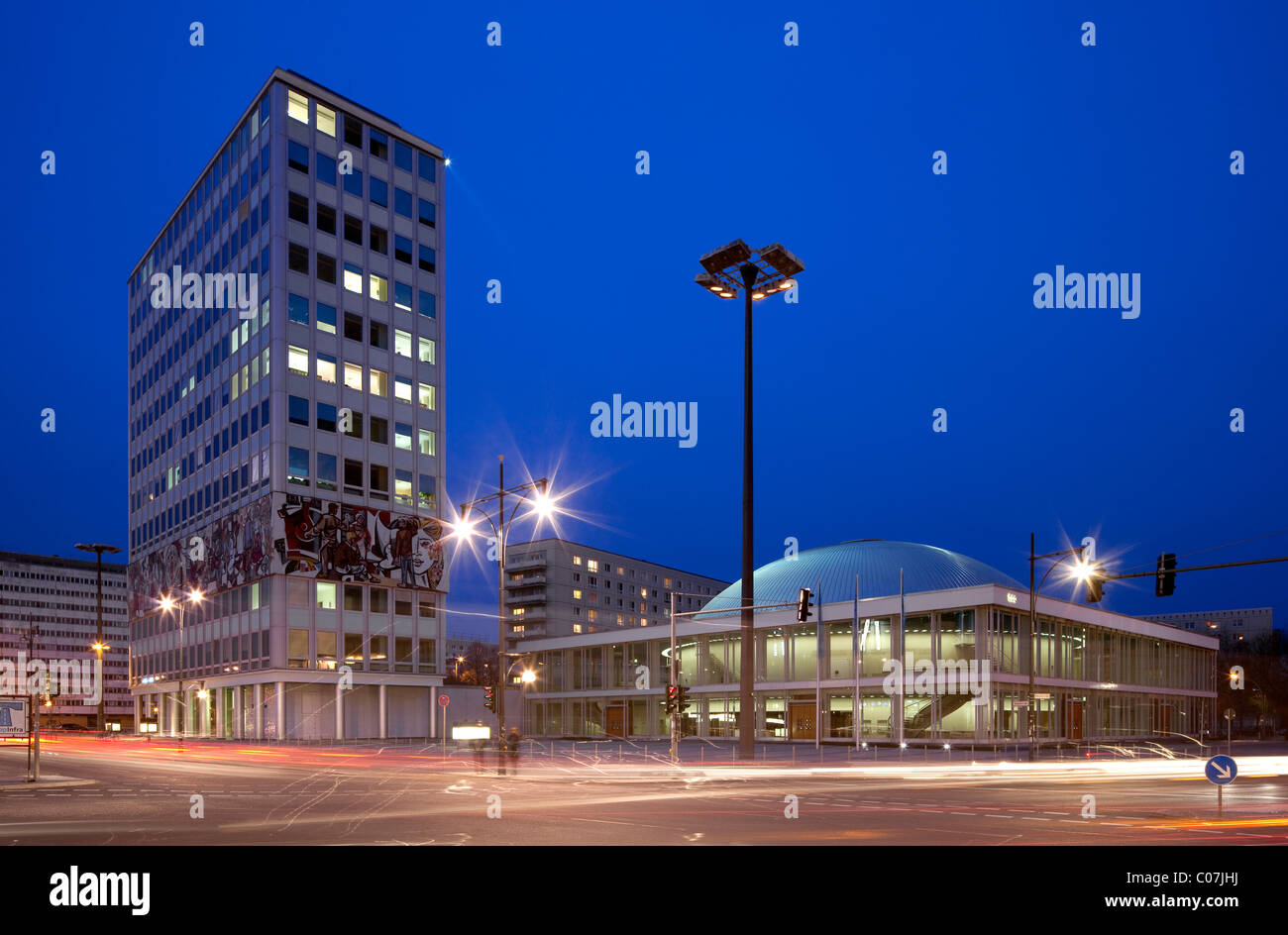 El Centro de Congresos de Berlín, BCC, Haus des Lehrers edificio, Mitte, Berlin, Alemania, Europa Foto de stock
