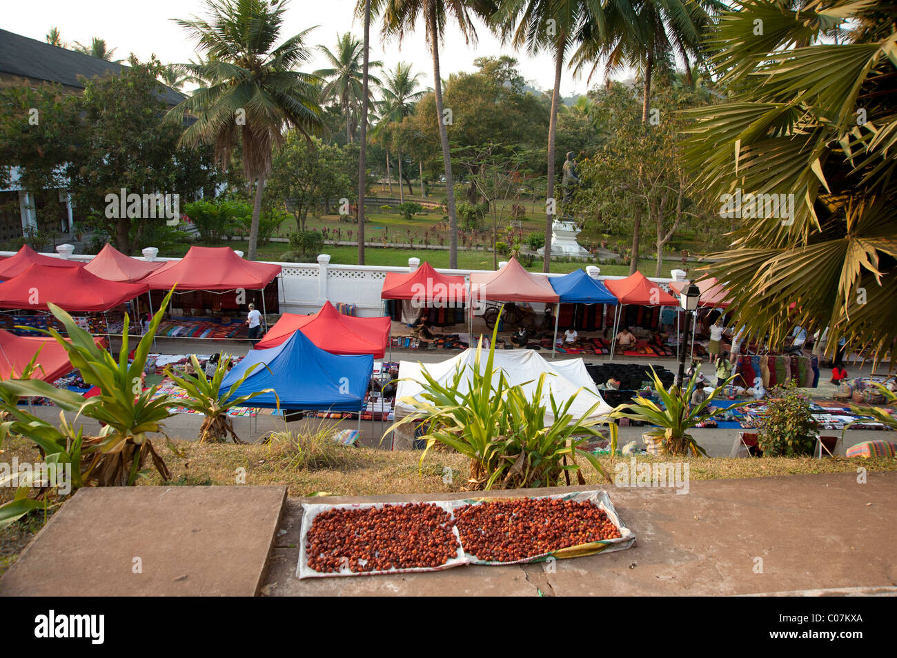 El secado de frutas sobre el mercado nocturno en Louang Prabang Laos Foto de stock