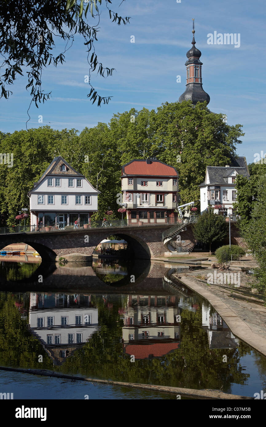 Puente de casas del siglo XV en la "Alte Nahebruecke' Puente, hito de la ciudad de Bad Kreuznach, Renania-Palatinado Foto de stock