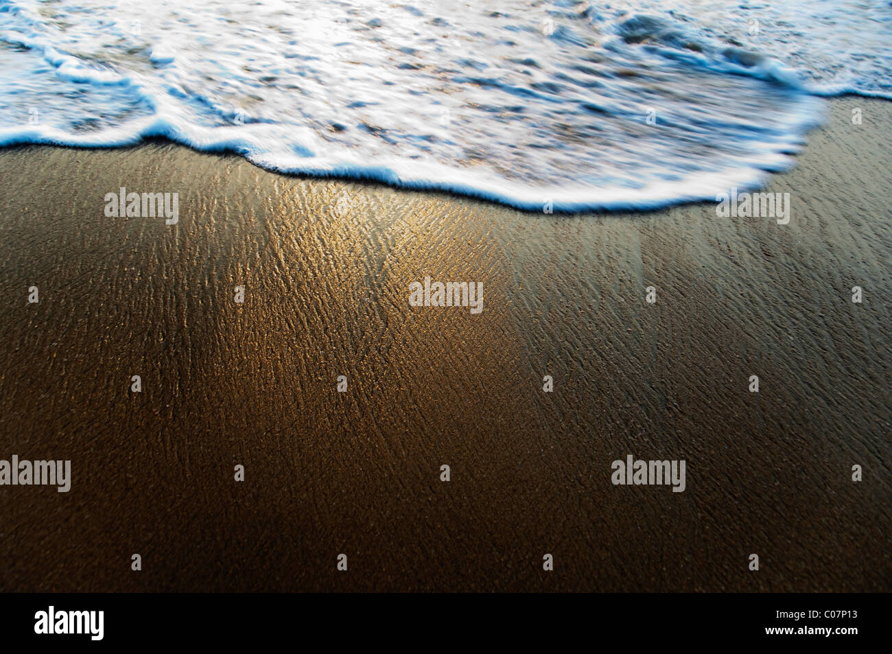 Un alto ángulo de visualización de surf en la playa, Goa, India Foto de stock