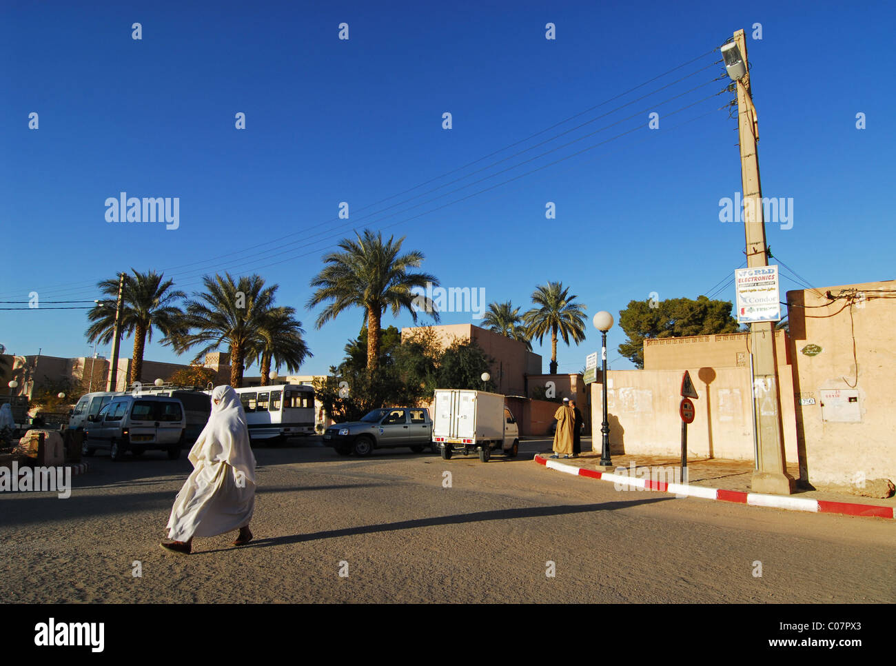 Argelia, Ben Isguen, vista trasera de una persona caminando en la calle por el letrero Foto de stock