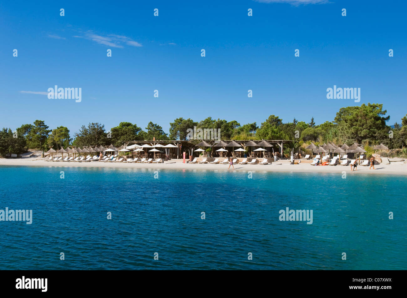 Hamacas en la playa, San Ciprianu, Golfe de Porto Vecchio, en la costa oriental de Córcega, Francia, Europa Foto de stock
