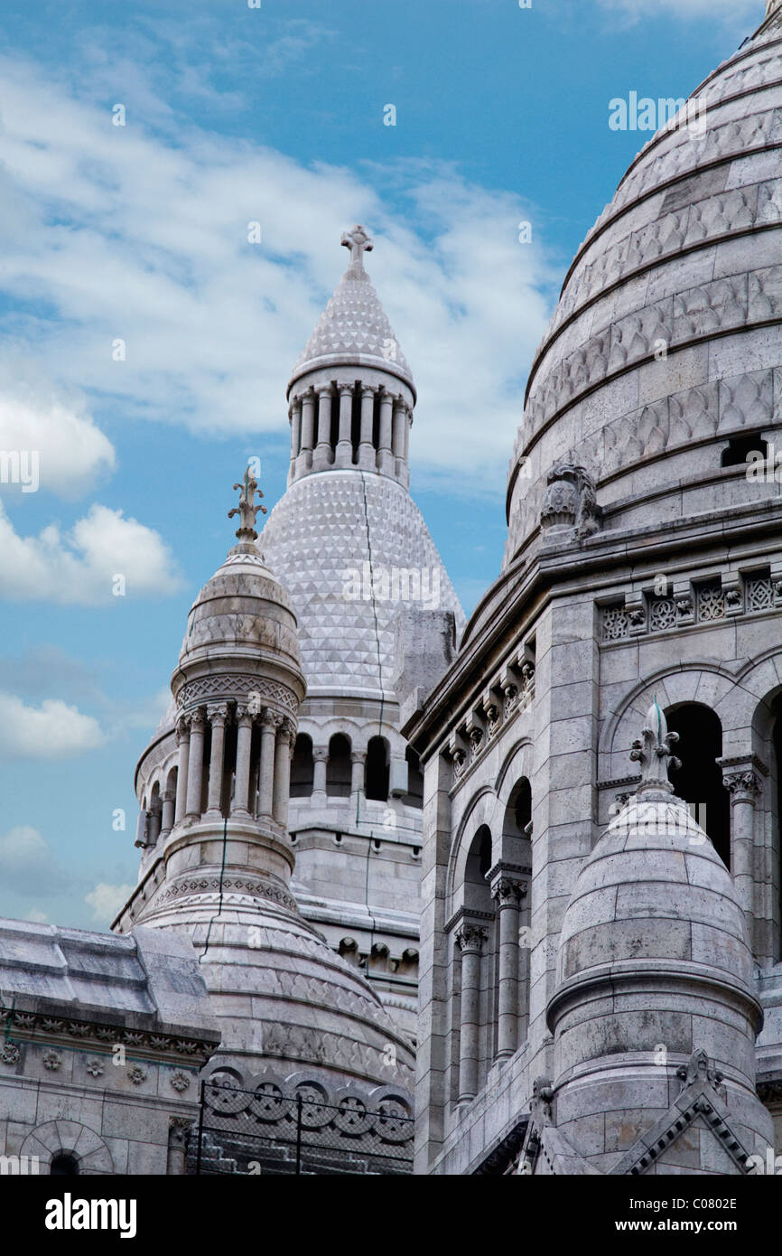 Ángulo de visión baja de una catedral, la Basilique du Sacré Coeur, París, Francia Foto de stock