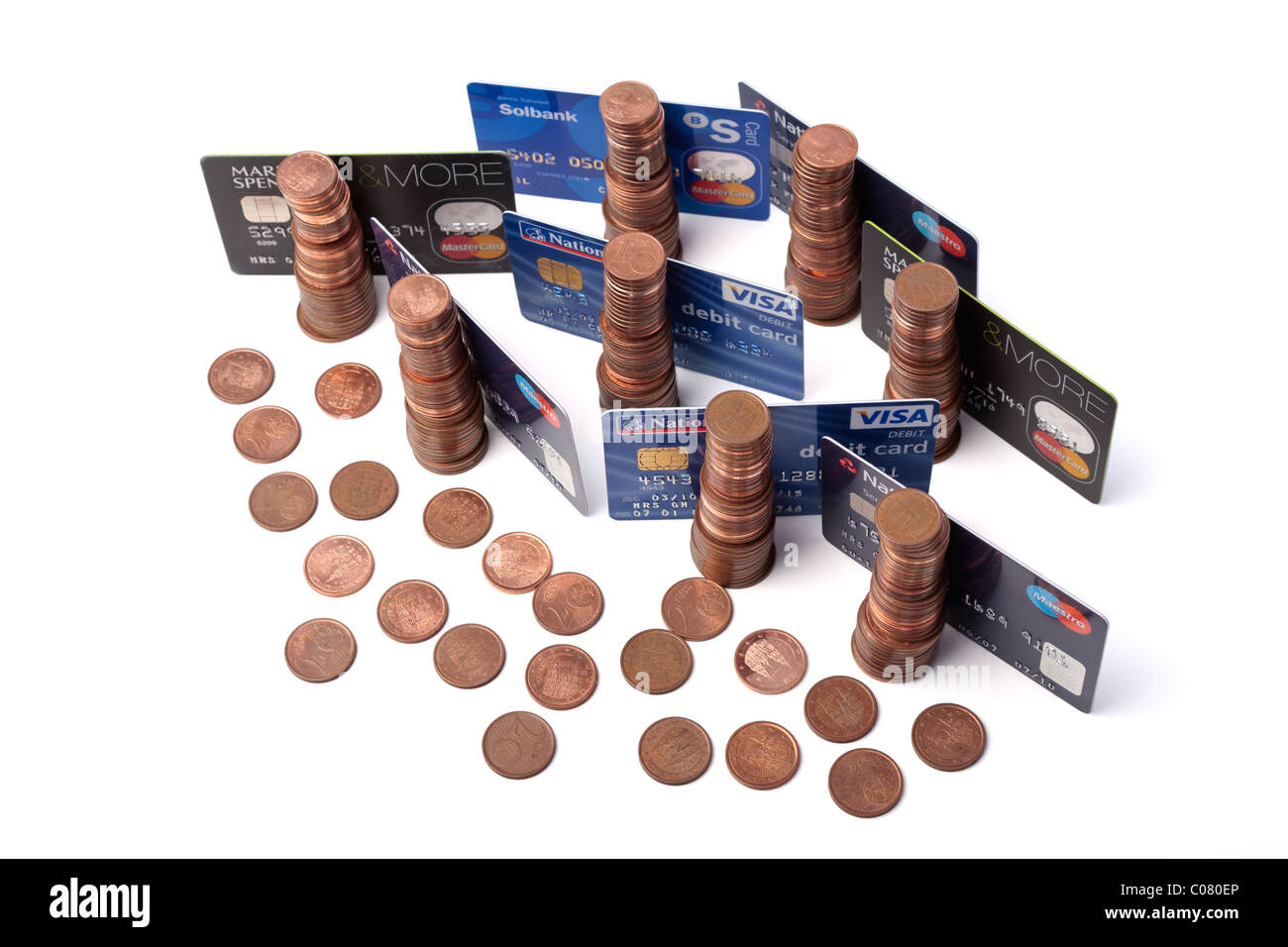 Tarjetas de crédito y débito con pilas de céntimos en monedas. Concepto, finanzas, crédito, Foto de stock
