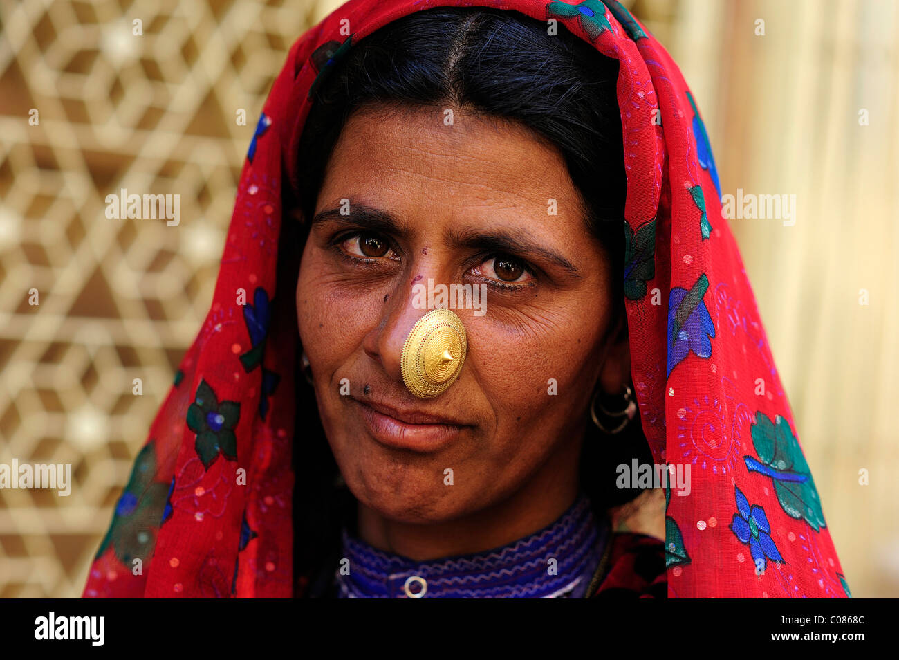 Mujer india de los bishnoi" grupo étnico con nariz de Oro Joyería, Jaisalmer, Rajasthan, India, Asia Foto de stock