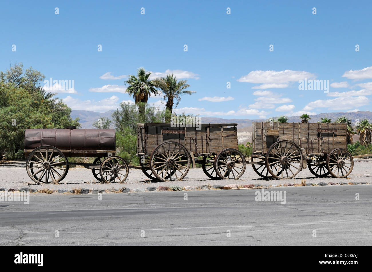 Pioneer vagones de los primeros colonos, el Parque Nacional Valle de la Muerte, California, EE.UU., América del Norte Foto de stock
