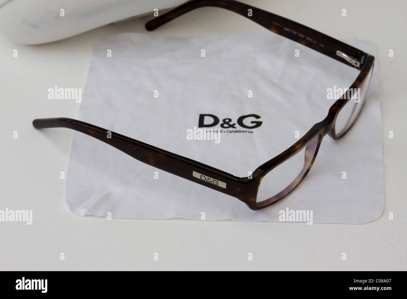 Dolce y Gabbana gafas graduadas y paño de limpieza Fotografía de stock -  Alamy
