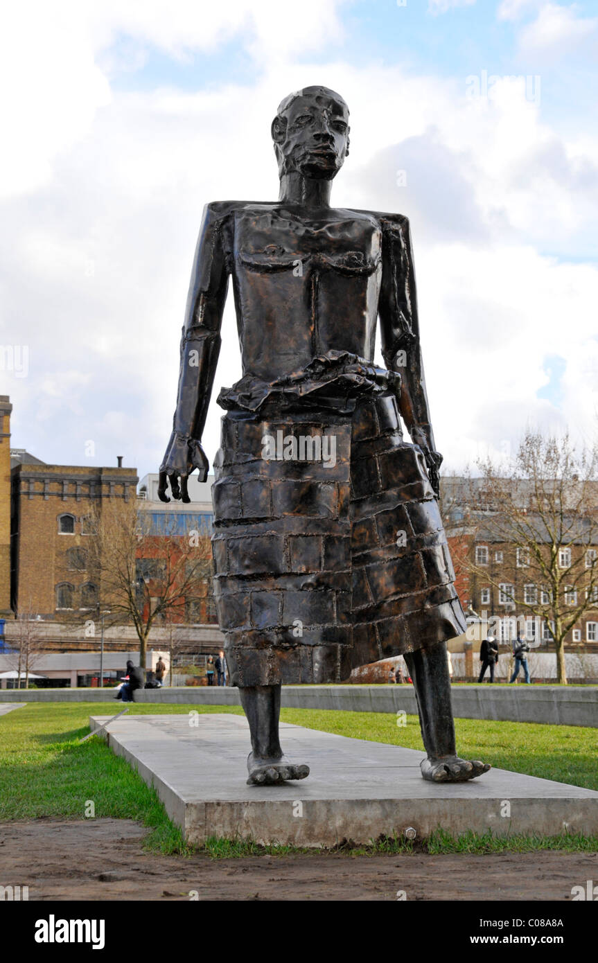'El primer hombre' memorial escultura Sokari Douglas Camp CBE conmemorar la abolición de la esclavitud en la ubicación temporal en el Ayuntamiento de Southwark, Londres, Gran Bretaña. Foto de stock