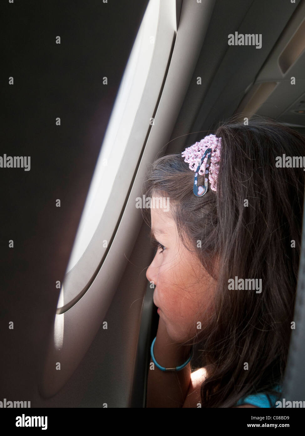 Niño en un avión, mirando por la ventana Foto de stock