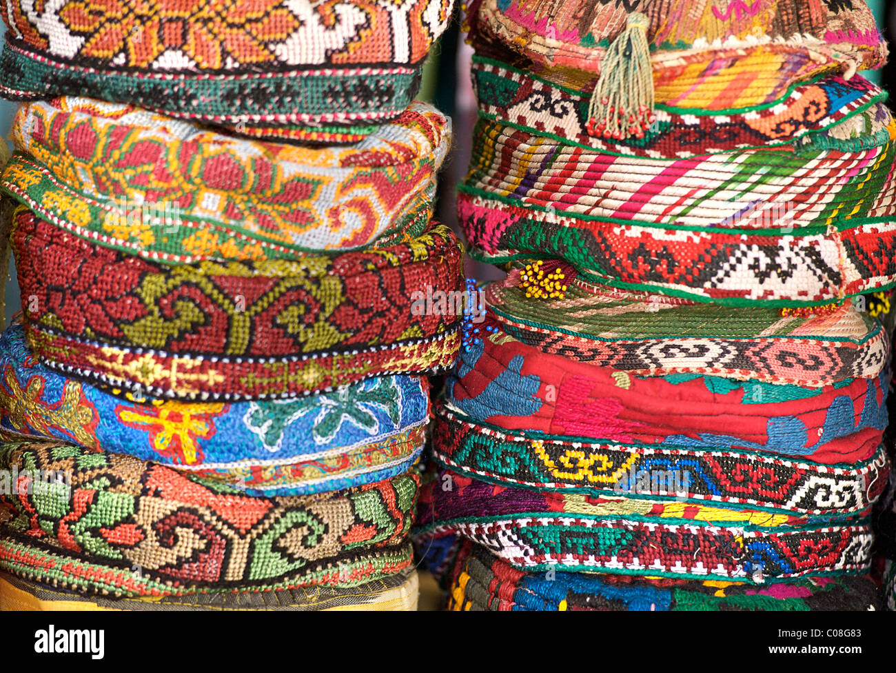 Selección de Uzbeki sombreros de tela en un puesto en el mercado, Bukhara, Uzbekistán Foto de stock