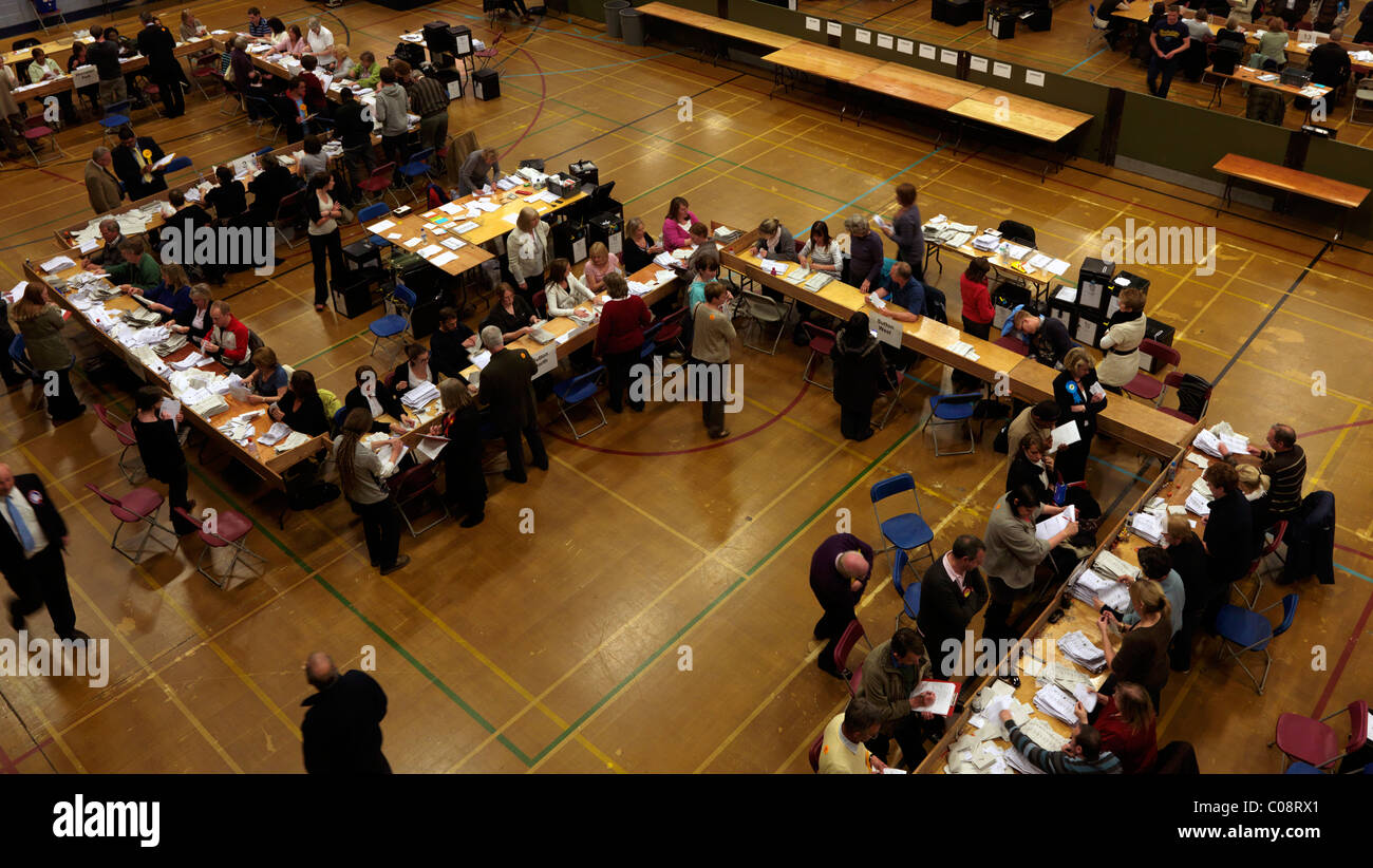 El cómputo de los votos después de las elecciones generales de mayo de 2010 en el centro de ocio Westcroft Surrey, Inglaterra Foto de stock