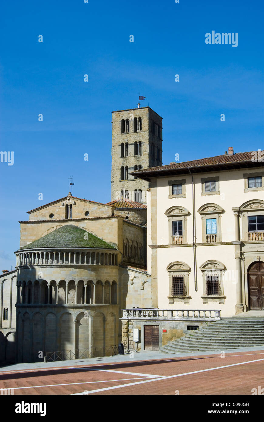 El edificio de la Fraternita dei Laici y la iglesia de Santa Maria della Pieve Piazza Vasari o Piazza Grande, Arezzo, Toscana, Ita Foto de stock