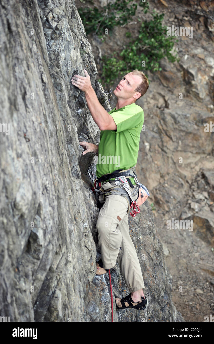 El hombre a lo largo de la escalada en roca el brazo Turnagain Southcentral cerca de Anchorage, Alaska, Verano Foto de stock