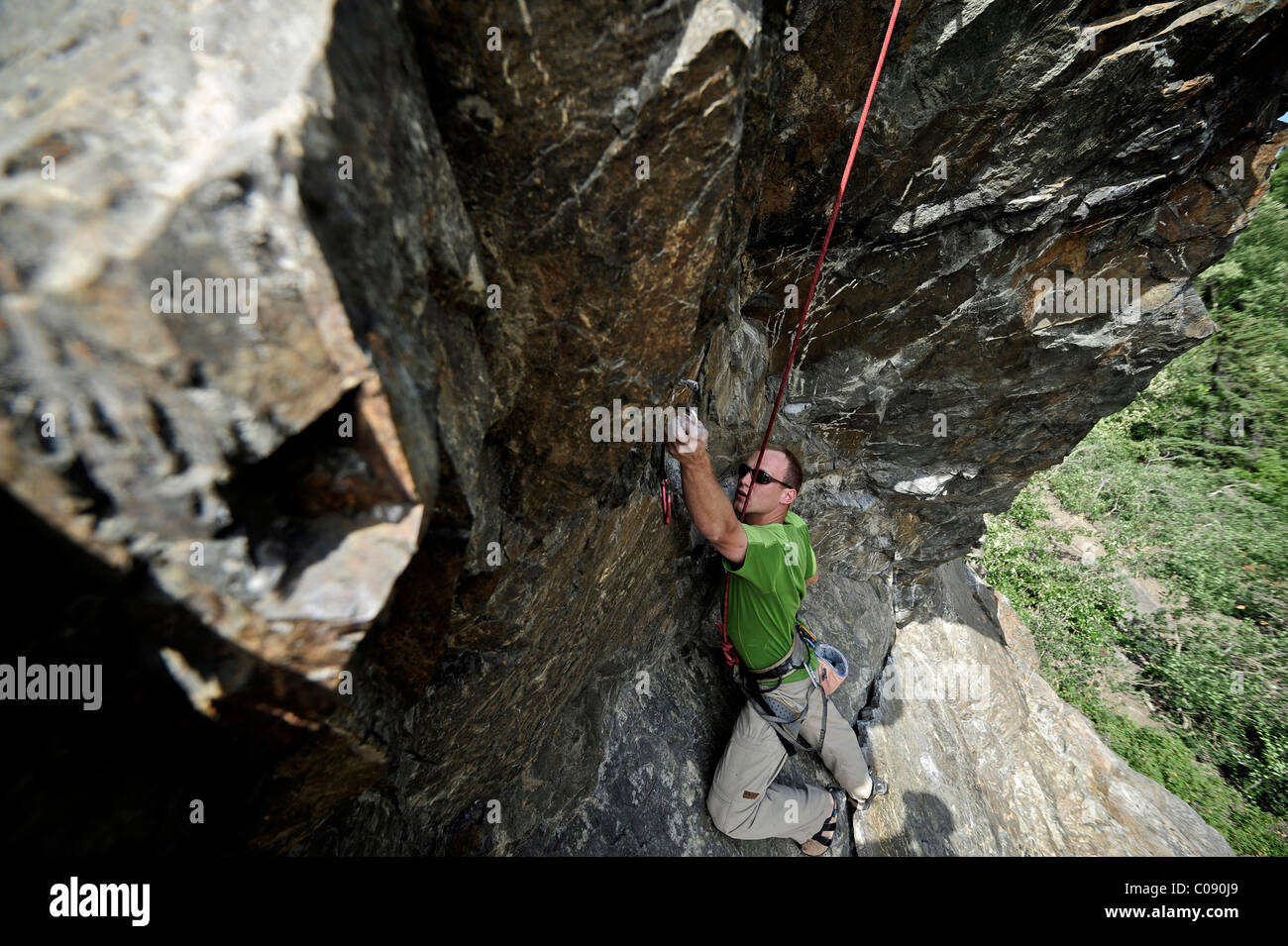 El hombre a lo largo de la escalada en roca el brazo Turnagain Southcentral cerca de Anchorage, Alaska, Verano Foto de stock