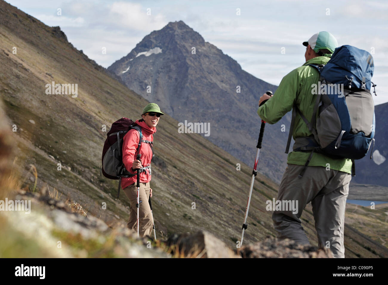 Dos mochileros excursionismo a Ptarmigan Pass, Chugach State Park, Southcentral Alaska, Verano Foto de stock