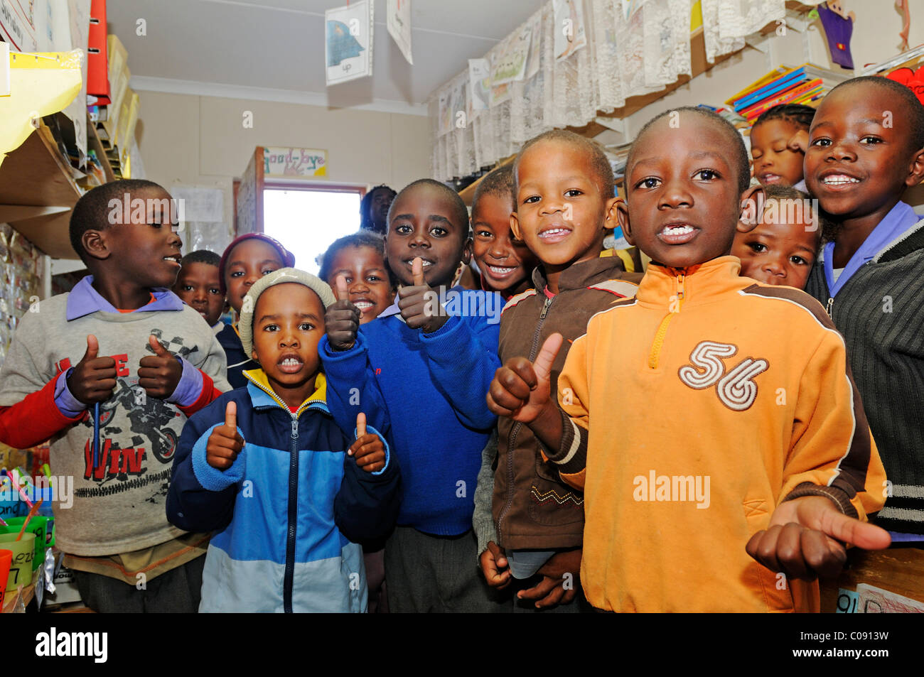 Los estudiantes negros en el aula de su escuela en la ciudad de Mondesa township, Swakopmund, Namibia, África Foto de stock