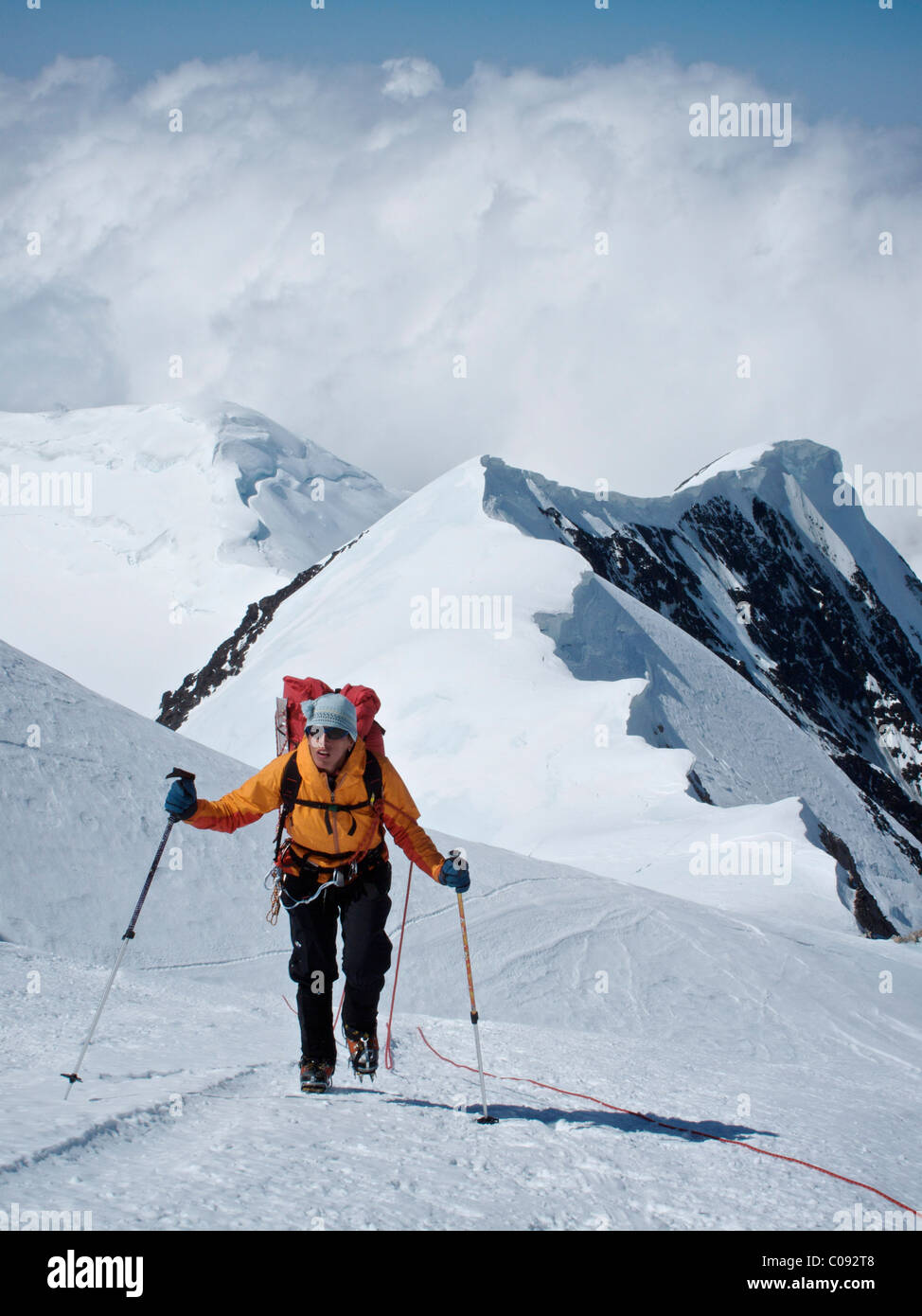 Mujer hace su camino a Windy Corner sobre el contrafuerte occidental Ruta Glaciar Kahiltna en Mt. McKinley, Denali National Park Foto de stock