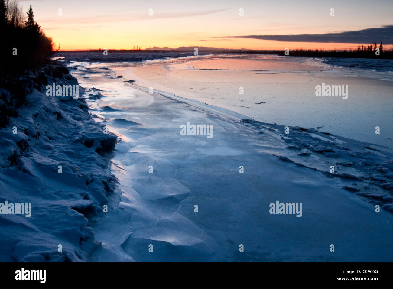 Vista de hielo congelado a lo largo del río Knik al atardecer, Southcentral Alaska, Invierno Foto de stock