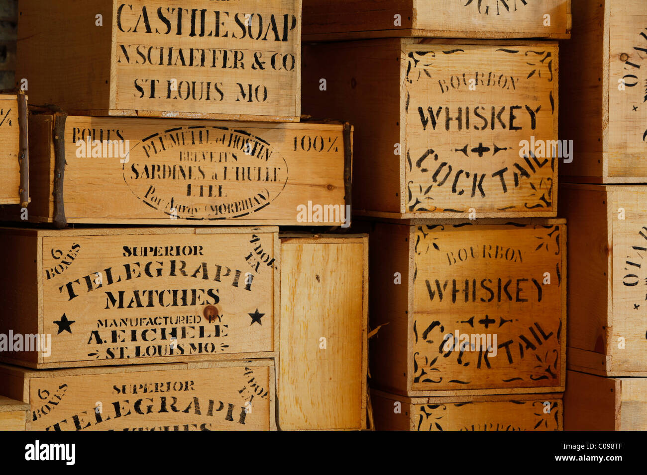 Cajas de whisky, histórico Columbia State Park, California, EE.UU. Foto de stock