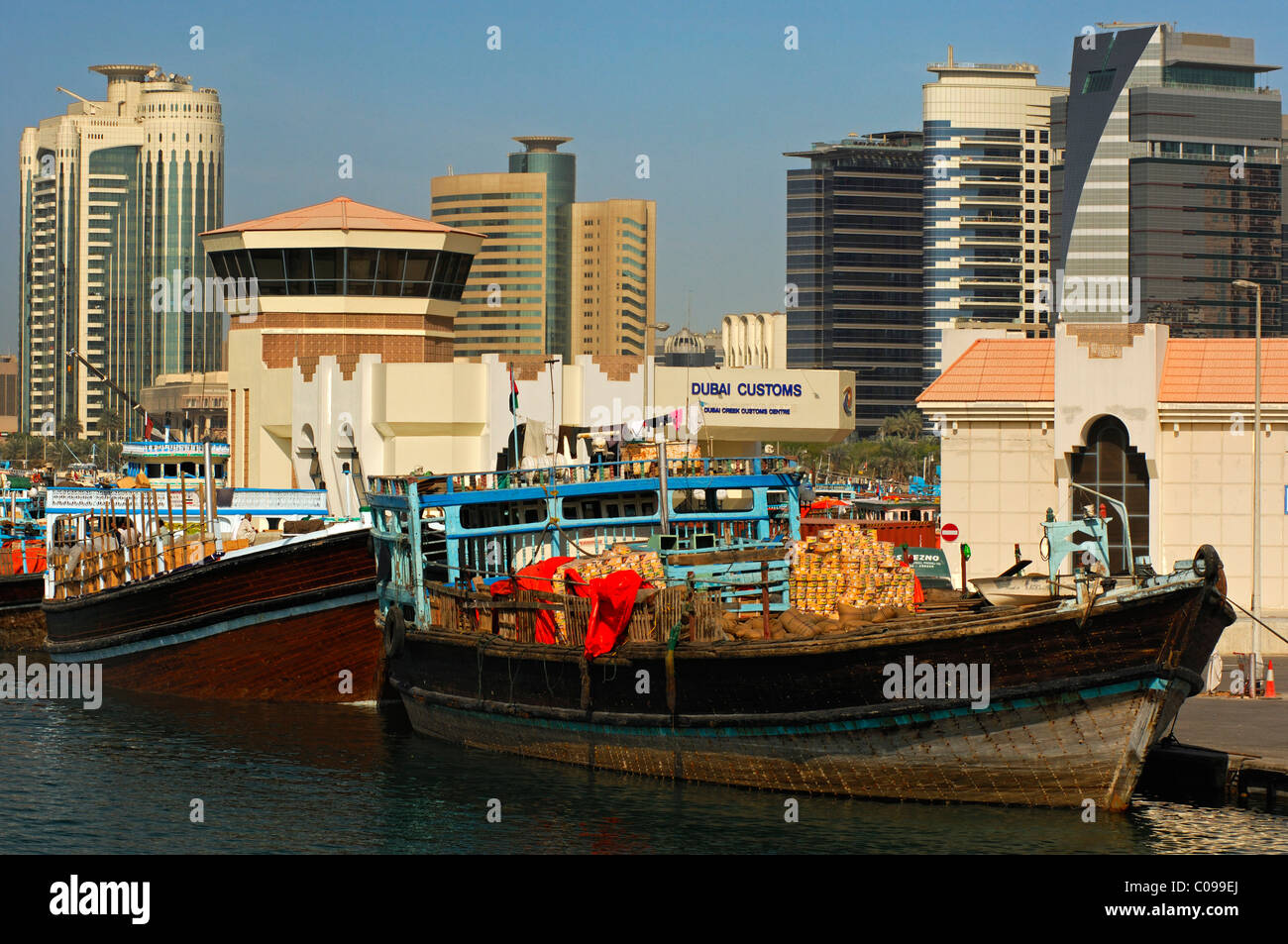 Barco Velero anclado con el comercio de mercancías en las aduanas, en Dubai, Dubai, Emiratos Árabes Unidos, Oriente Medio Foto de stock