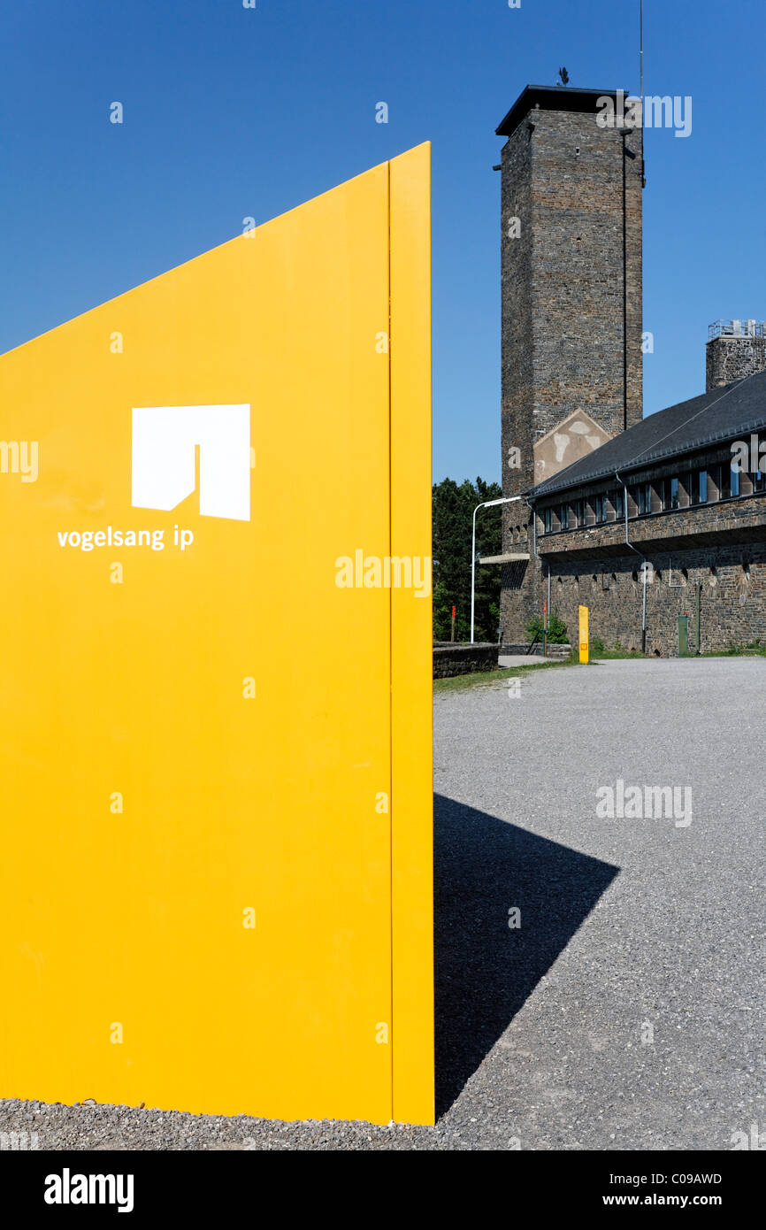Ex NS-Ordensburg, objeto de diseño moderno con una puerta de enlace y el logotipo Vogelsang IP, lugar internacional en el parque nacional Eifel Foto de stock