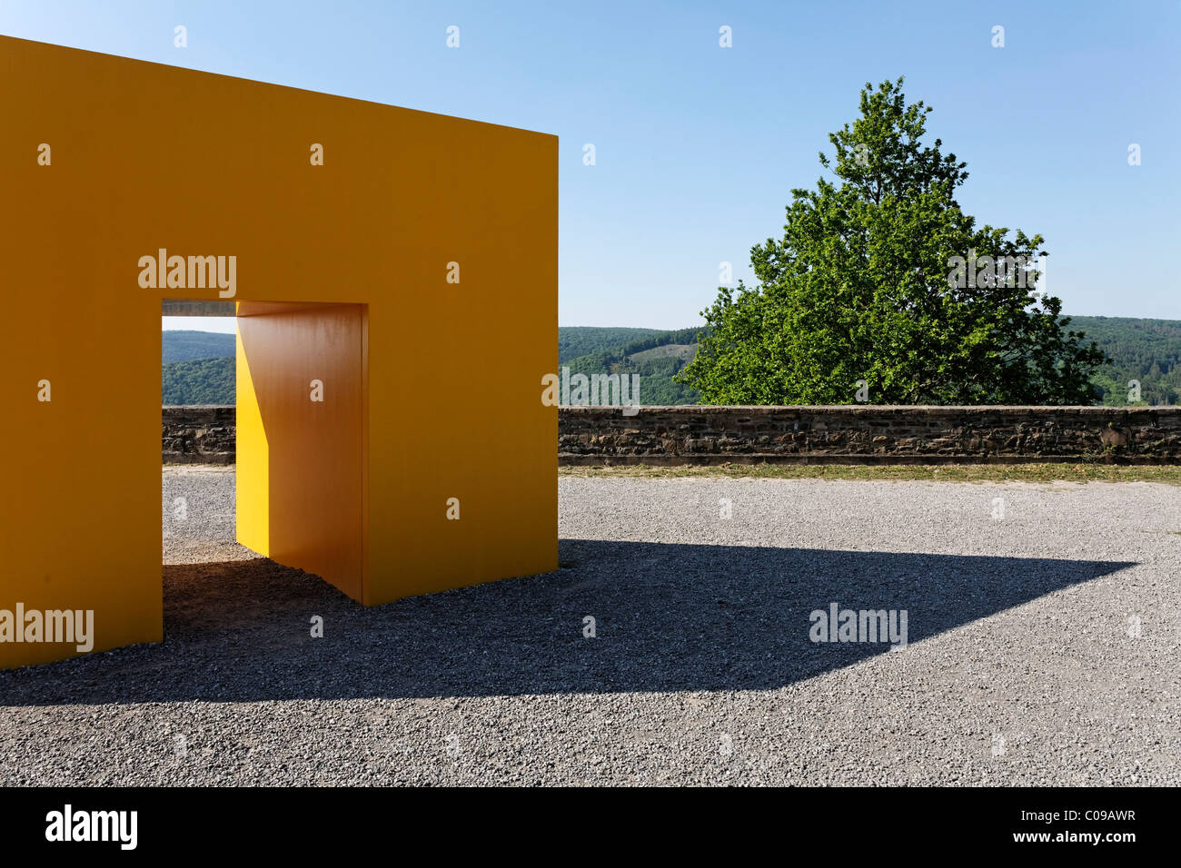 Objeto de diseño moderno con una pasarela, terraza-mirador de la antigua NS-Ordensburg Vogelsang, lugar internacional de Eifel Foto de stock