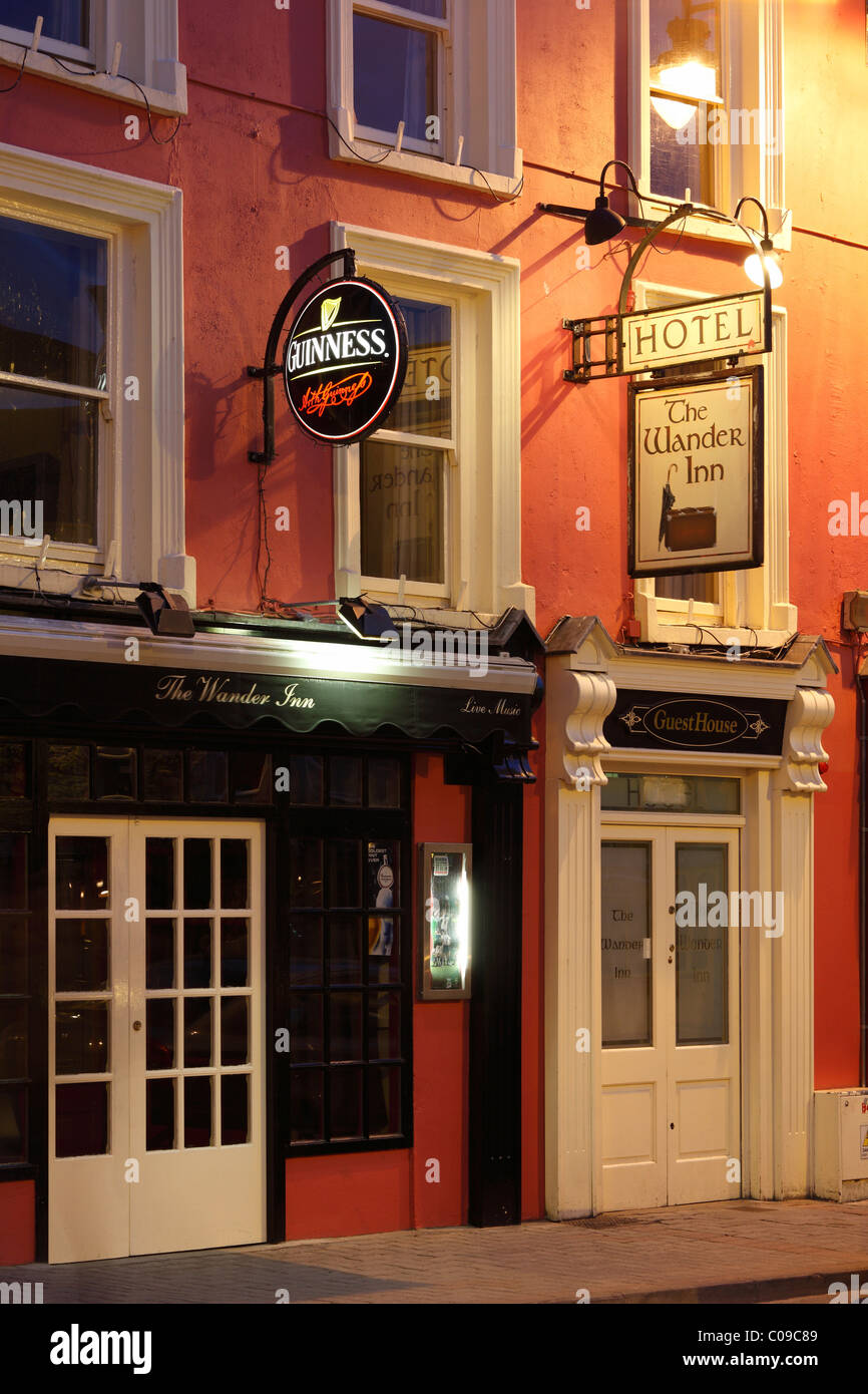 Hotel El vagar Inn con publicidad Guinness, Kenmare, Anillo de Kerry, Condado de Kerry, Irlanda, Islas Británicas, Europa Foto de stock