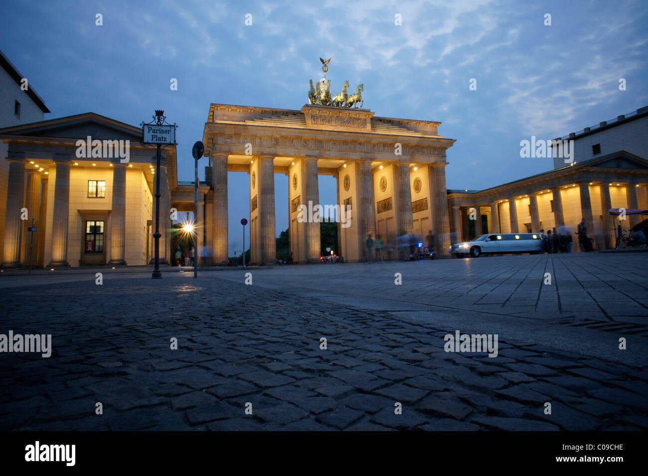 Al atardecer, la Puerta de Brandenburgo en Berlín, Alemania, Europa Foto de stock