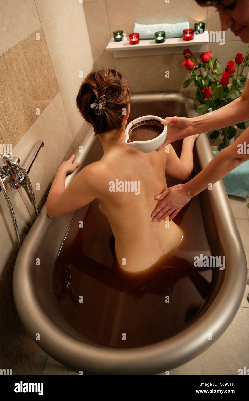 La mujer, de 35 años, en una bañera con chocolate, talasoterapia en un spa  resort Fotografía de stock - Alamy