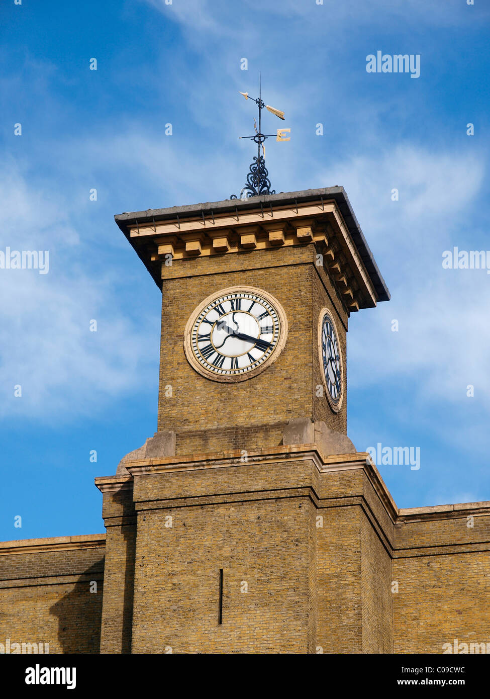 Torre del reloj en la Estación Kings Cross de Londres Foto de stock