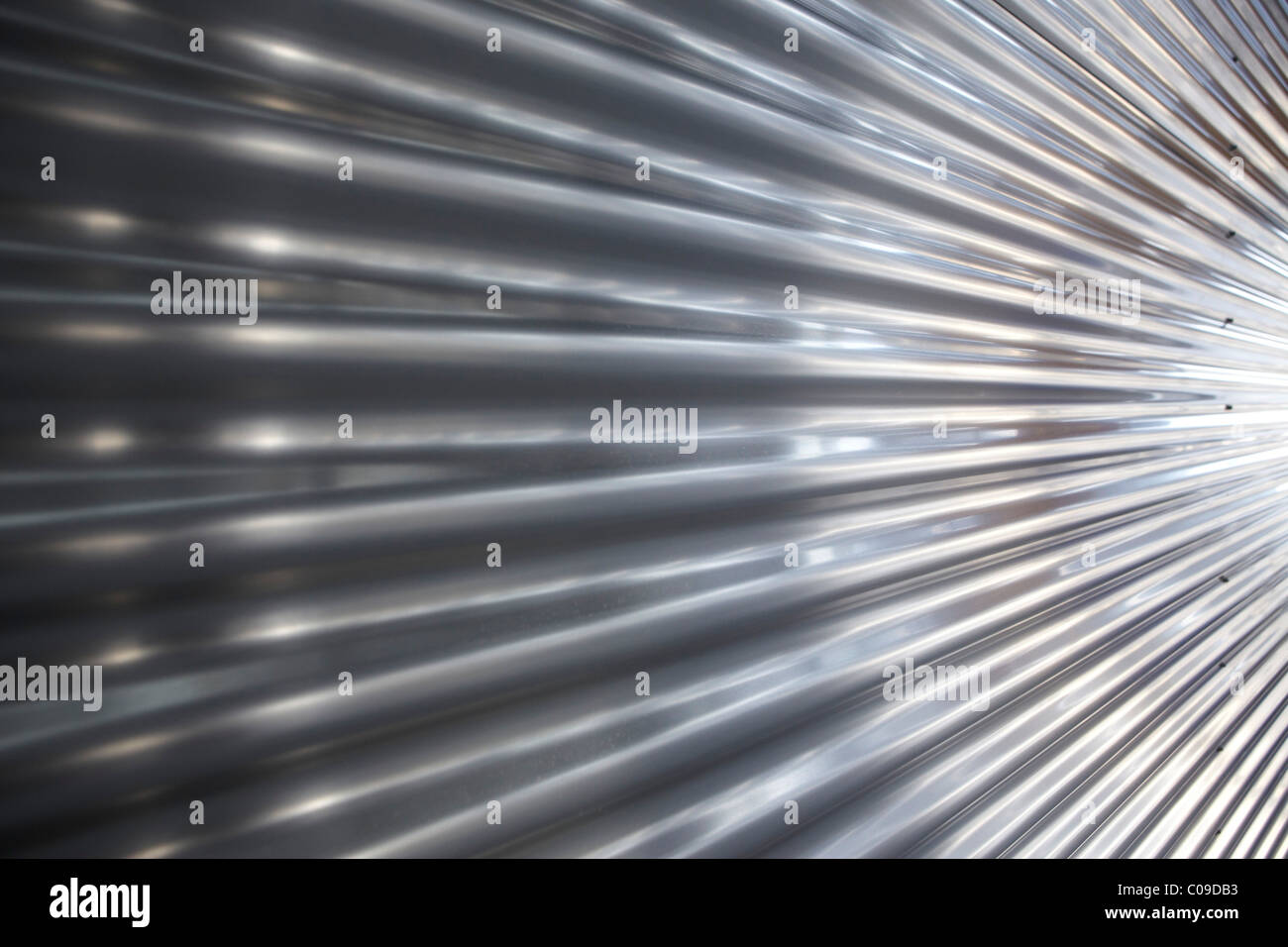Reluciente fachada de metal corrugado, perspectiva. Foto de stock