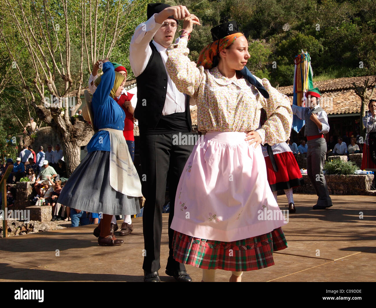 Bailarinas folclóricas portuguesas en traje tradicional en la Festa da  Fonte Grande Mayo festival en Alte, Algarve, Portugal, Europa Fotografía de  stock - Alamy