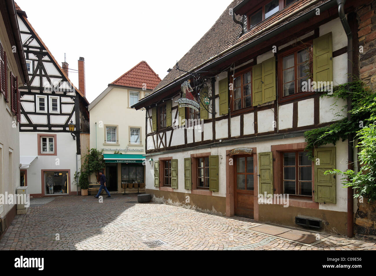 Casas de entramados en el casco antiguo de la ciudad de Neustadt an der Weinstrasse, Renania-Palatinado, Alemania, Europa Foto de stock