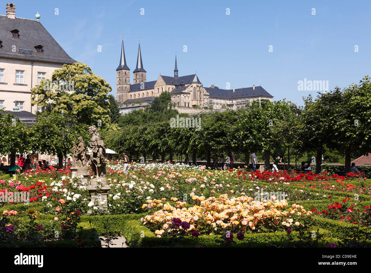 Jardín de rosas de la Neue Residenz, nueva residencia, iglesia de San Miguel, Bamberg, Alta Franconia, Franconia, Baviera Foto de stock