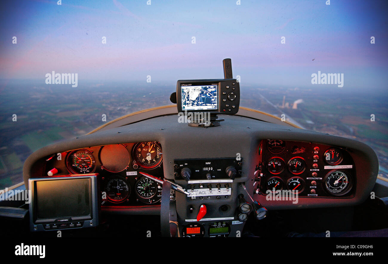 Cockpit de Dimona H36, motor parapente, avioneta, aviación general, licencia de piloto privado, a través de la región Ruhrgebiet Foto de stock