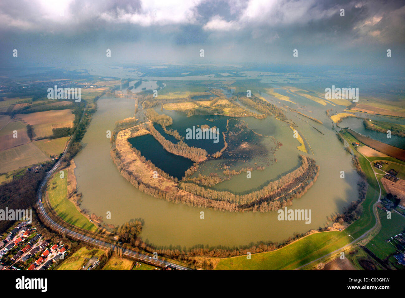 Vista aérea, inundaciones, Naturschutzgebiet Rheinaltarm reserva natural, Xanten, región de Niederrhein, Renania del Norte-Westfalia Foto de stock