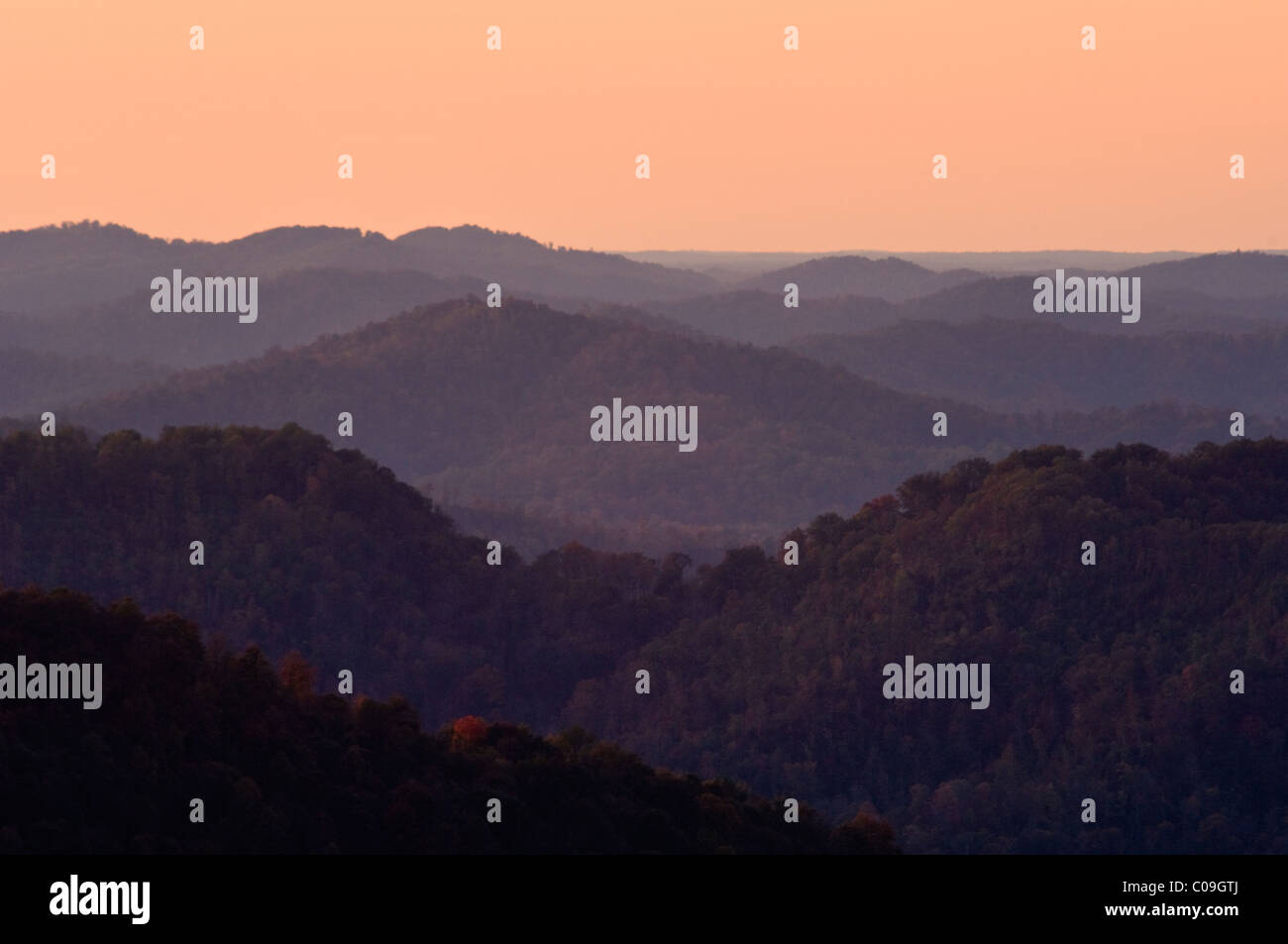Puesta de sol sobre las crestas de las Montañas de Pine Mountain State Park en el Condado Bell, Kentucky Foto de stock